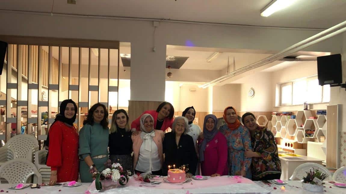 24 Kasım Öğretmenler Günümüzü okulumuzun kurucusu emekli öğretmen sayın Güler Atsüren hanımefendi ile birlikte kutladık 